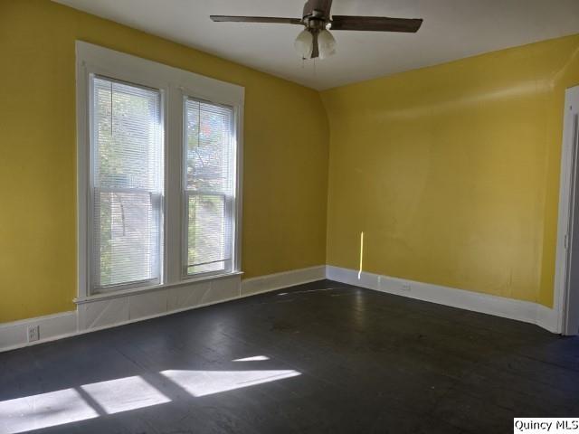 empty room featuring plenty of natural light and ceiling fan