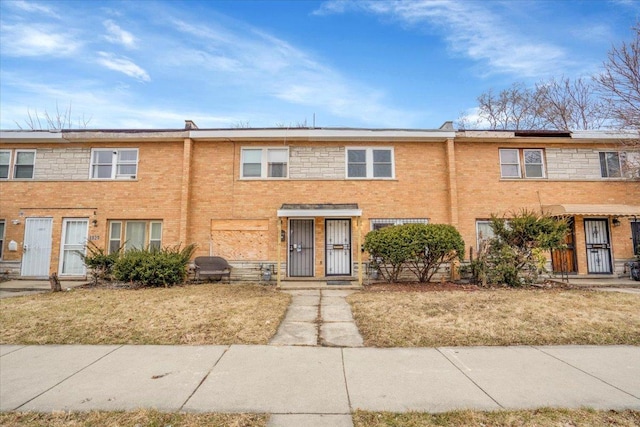 townhome / multi-family property with a front lawn