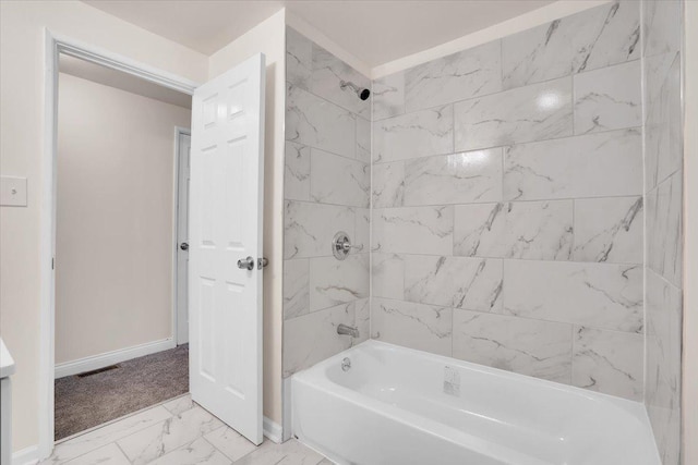 bathroom featuring tiled shower / bath