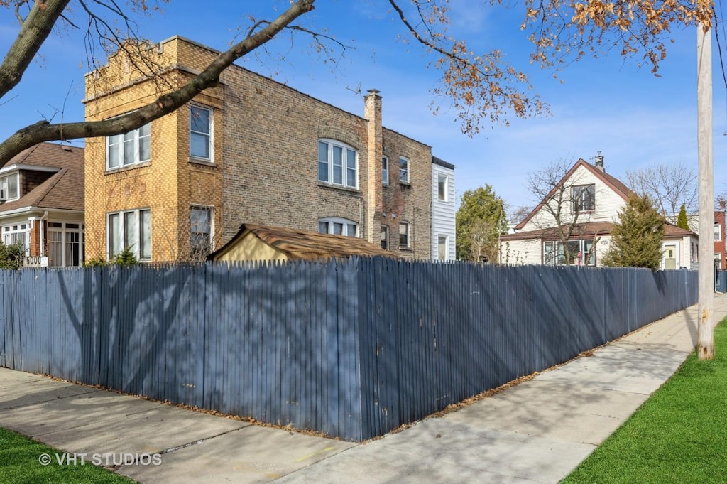5000 W Nelson St, Chicago, IL 60641 - exterior space
