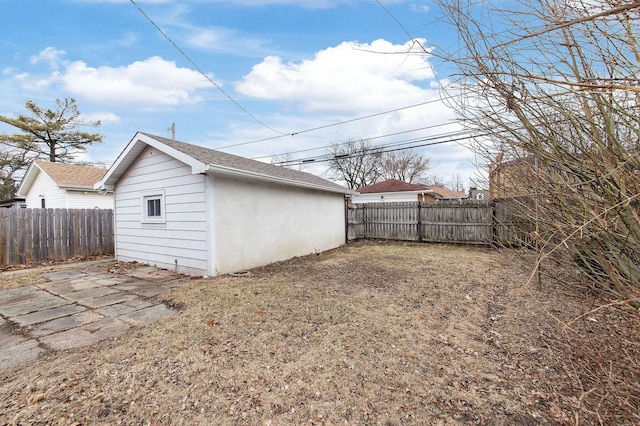 view of yard with an outbuilding