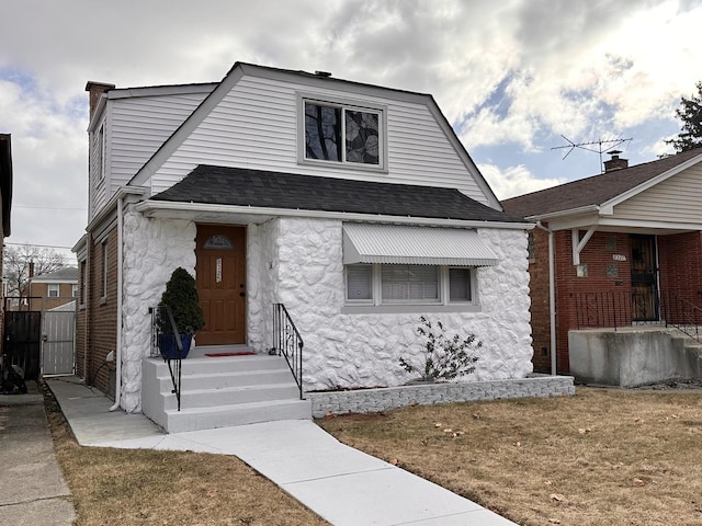 view of front of property featuring a front yard