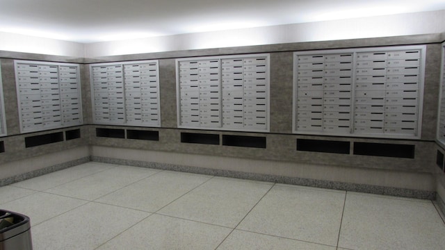 view of property's community featuring mail boxes