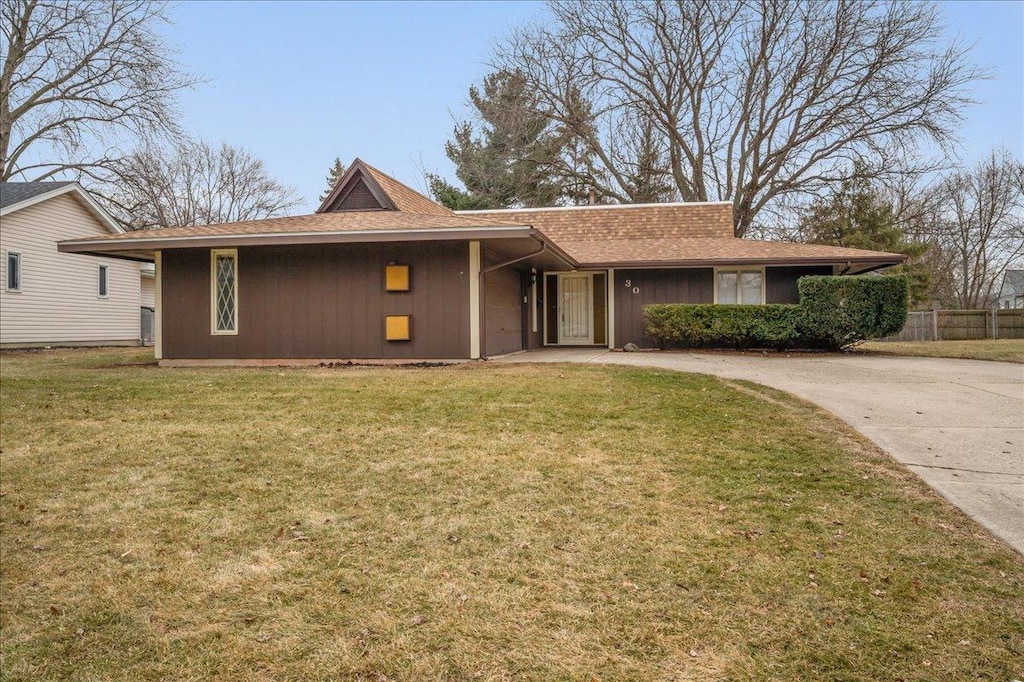 ranch-style home featuring a front lawn