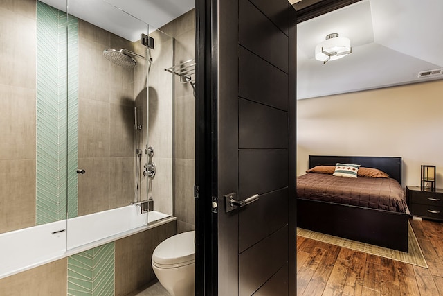 6505 N Knox Ave, Lincolnwood, IL 60645 - full bath with toilet, wood finished floors, visible vents, and tiled shower / bath