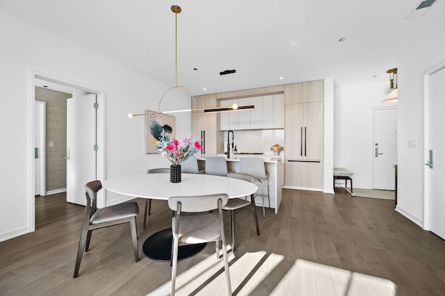 dining space featuring recessed lighting, dark wood finished floors, and baseboards