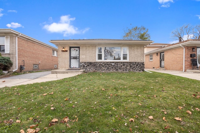 ranch-style home with a front lawn