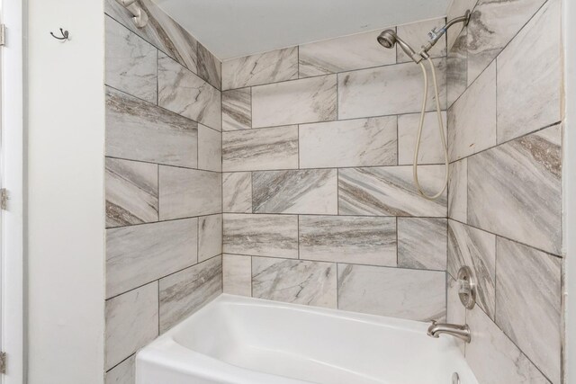 bathroom with tiled shower / bath