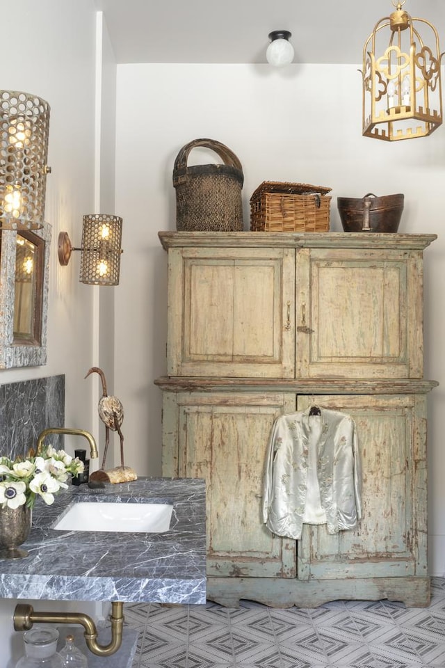 room details with sink and an inviting chandelier