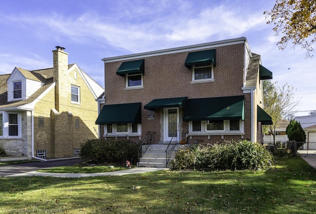 view of front of home featuring a front yard