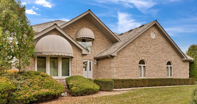 view of front of property with a front yard