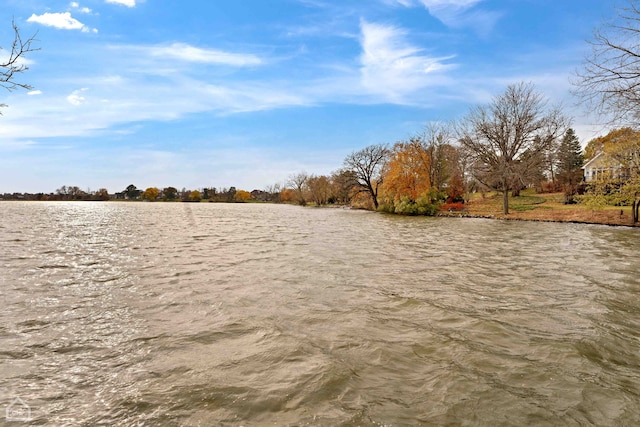 view of yard featuring a water view