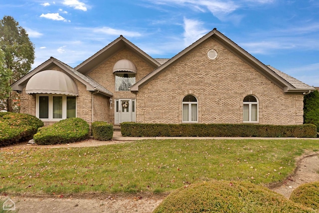 front of property featuring a front lawn