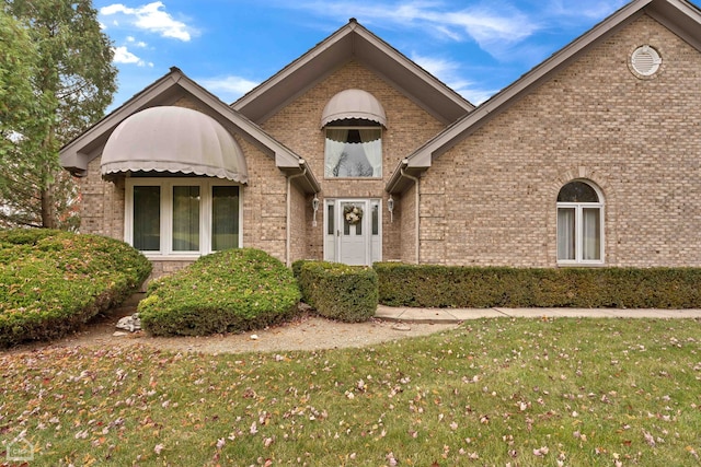 view of front facade with a front yard