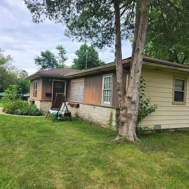 view of front of house featuring a front yard