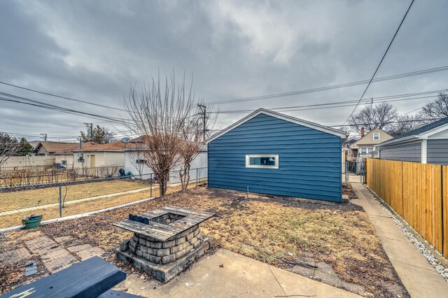 view of yard featuring an outdoor fire pit