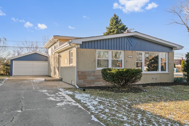 view of front of home featuring an outbuilding and a garage