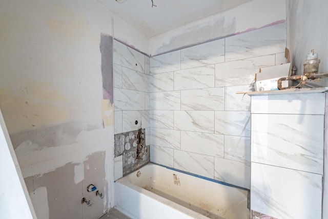 bathroom featuring a washtub