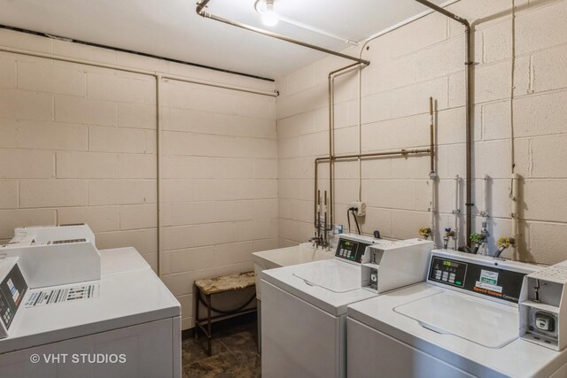 washroom featuring sink and washing machine and dryer