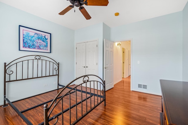 bedroom featuring ceiling fan, hardwood / wood-style floors, and a closet