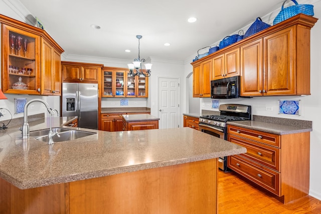 kitchen with sink, crown molding, stainless steel appliances, light hardwood / wood-style floors, and a chandelier