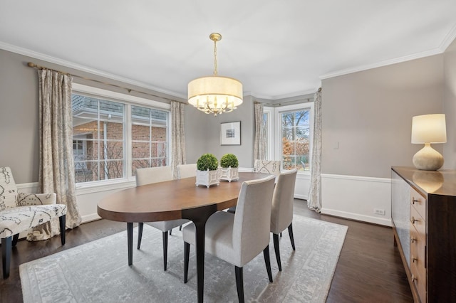 dining area featuring ornamental molding, dark hardwood / wood-style floors, and a chandelier