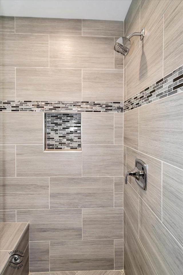 full bath with tiled shower