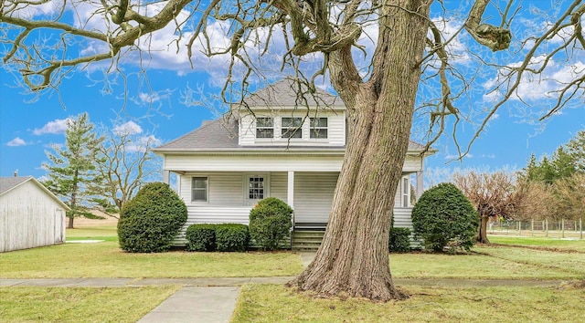 view of front facade with a front lawn