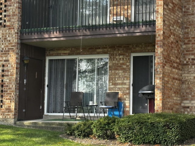 500 W Huntington Commons Rd Unit 152, Mount Prospect, IL 60056 - property entrance featuring a balcony and brick siding