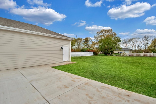 view of yard featuring a patio