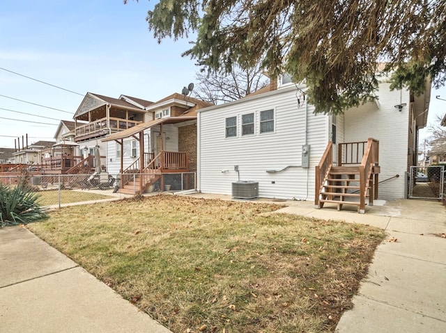 view of front of property featuring cooling unit and a front yard