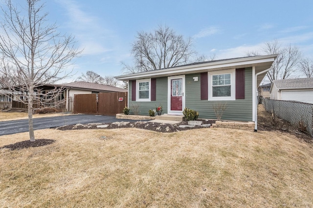 view of front of home featuring a front lawn