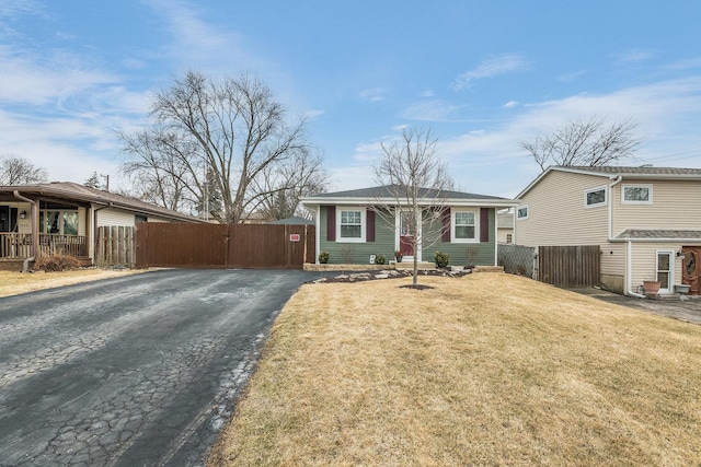 ranch-style home featuring a front lawn