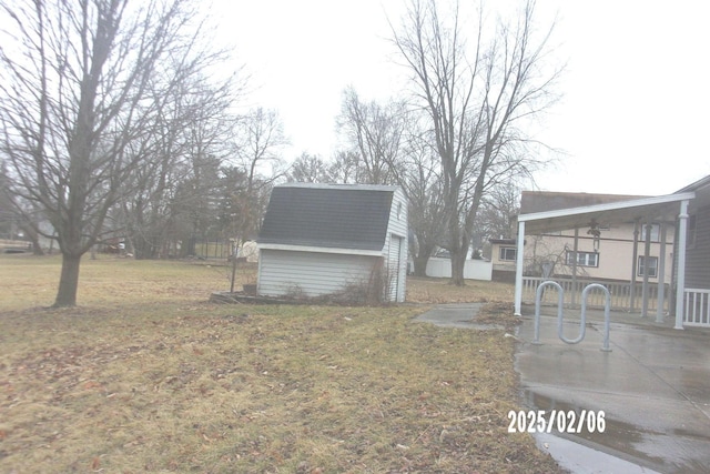 view of yard with a storage shed