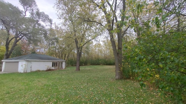 view of yard featuring a garage and an outdoor structure