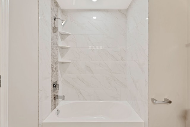 bathroom featuring tiled shower / bath