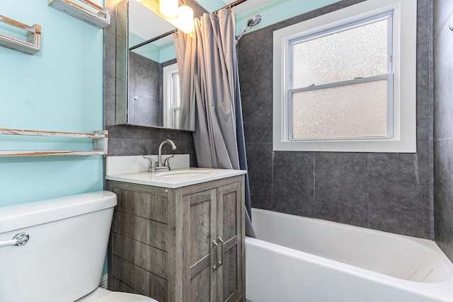 full bathroom featuring shower / tub combo with curtain, vanity, and toilet