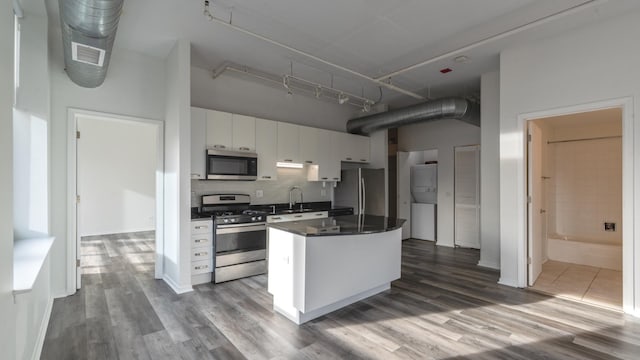 kitchen with dark wood finished floors, visible vents, decorative backsplash, appliances with stainless steel finishes, and white cabinets