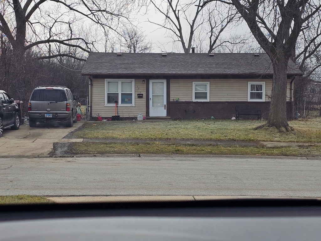 single story home featuring a front yard