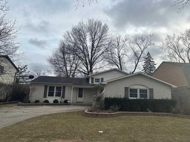 view of front facade with a front yard