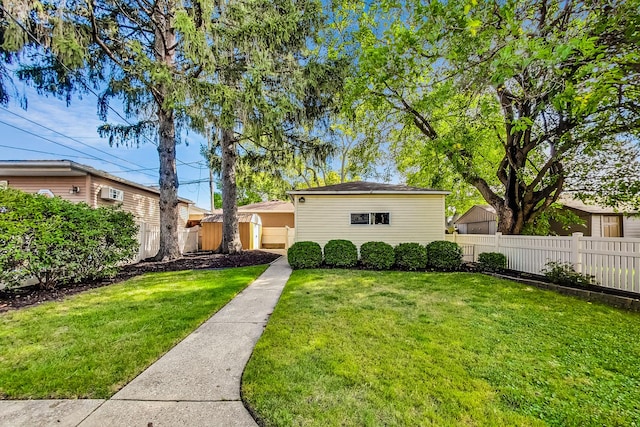 view of front of property featuring a front yard