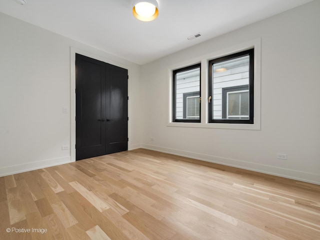 unfurnished room featuring light hardwood / wood-style flooring