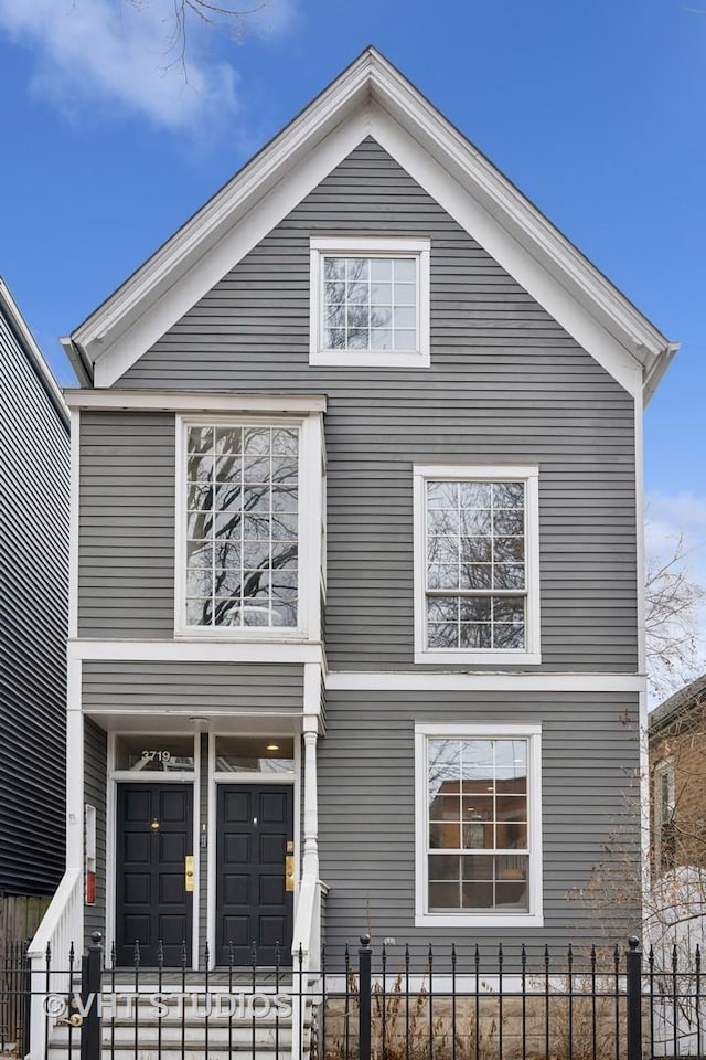 view of front of home featuring a fenced front yard