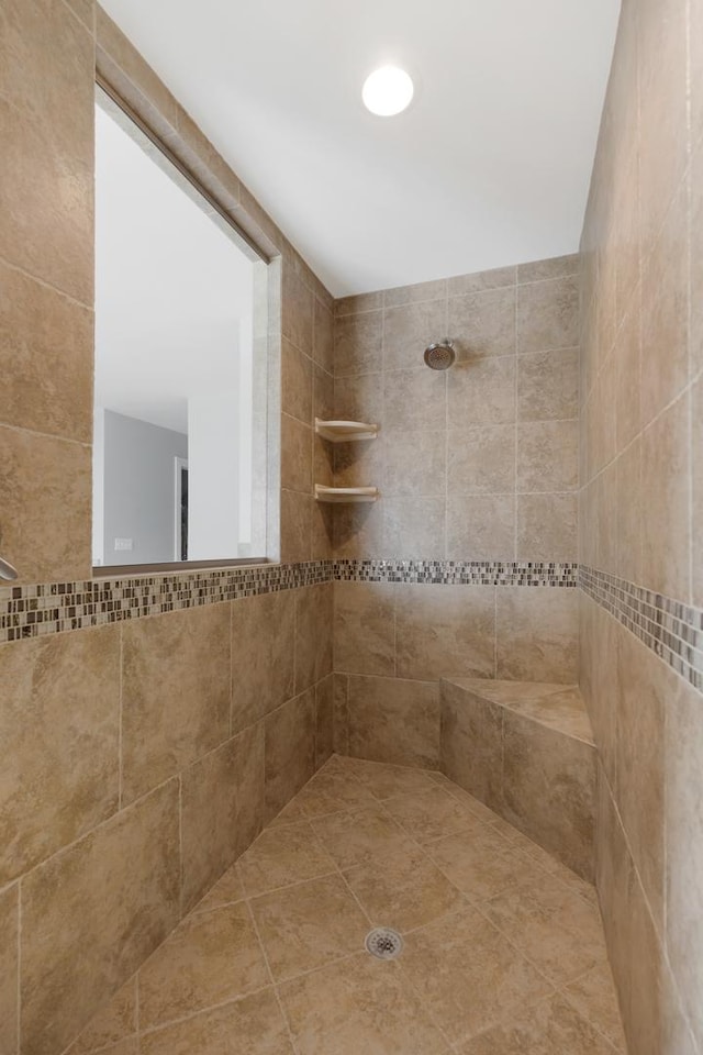 full bath with tiled shower