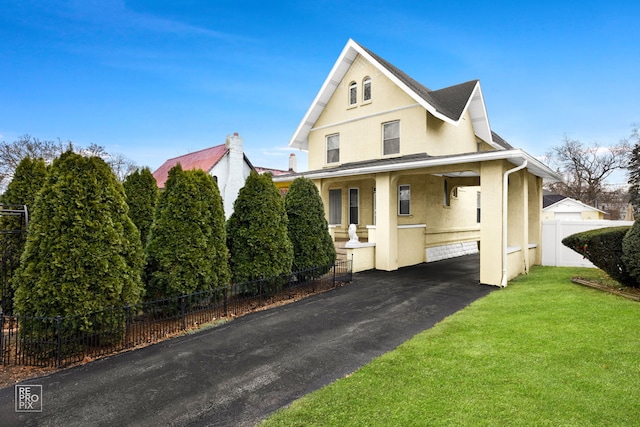 view of front of property featuring a front yard