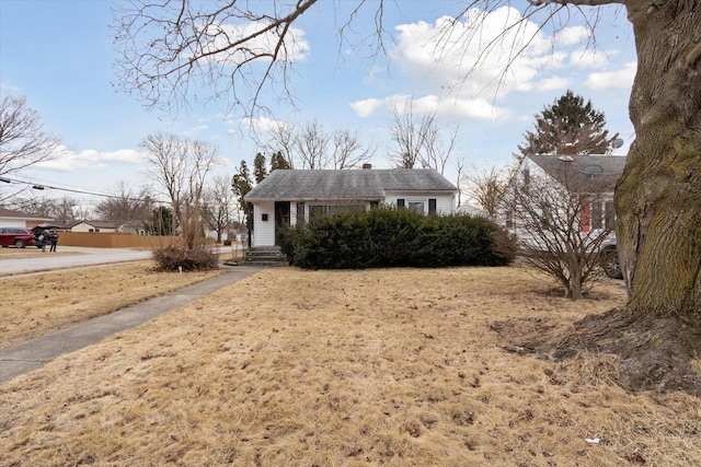 view of front facade with a front lawn