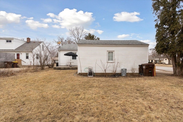 back of house featuring a lawn