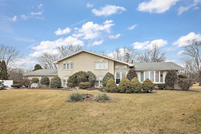 view of front of property featuring a front yard