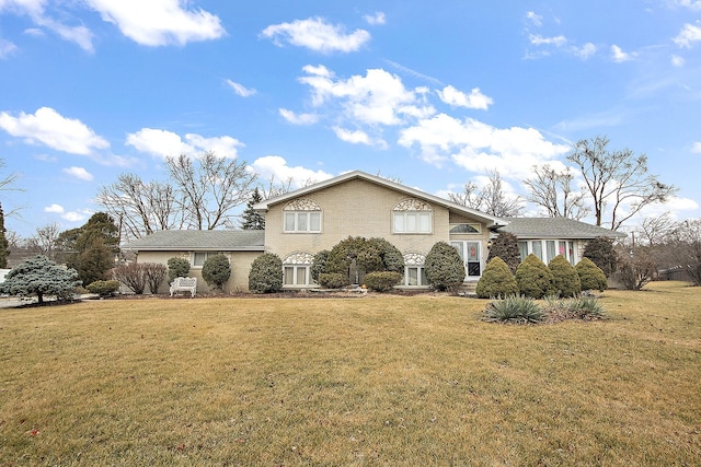 view of front of property featuring a front yard