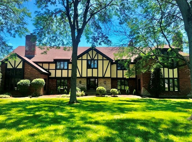 back of house featuring a lawn